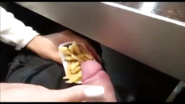 Suami mengalahkan wanita di pantat xxx indo crot dengan dua-liter botol.