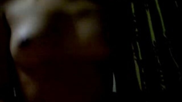 Brunette dengan pantat besar fucks dengan dua xxx indo selingkuh penis sialan