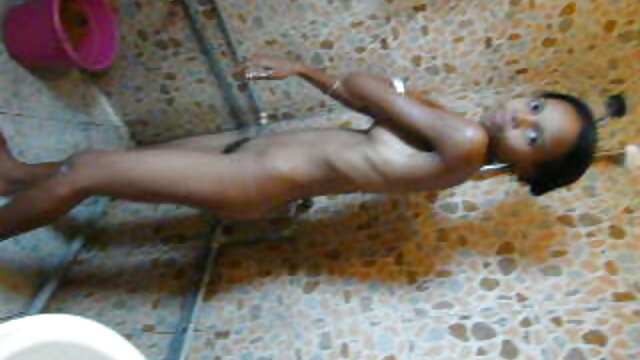 Dia menggambar dari Masturbasi Tetangga telanjang xxxbokep indon di telepon dan bercinta setelah blowjob di kamar mandi.