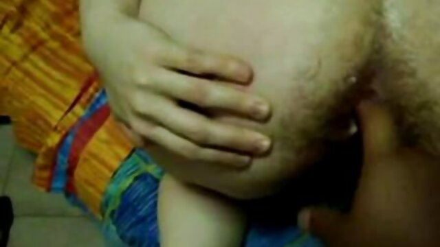 Massa Asia memijat kakinya dan indo xxx jilbab menghisap puting kekasihnya sementara masturbasi.
