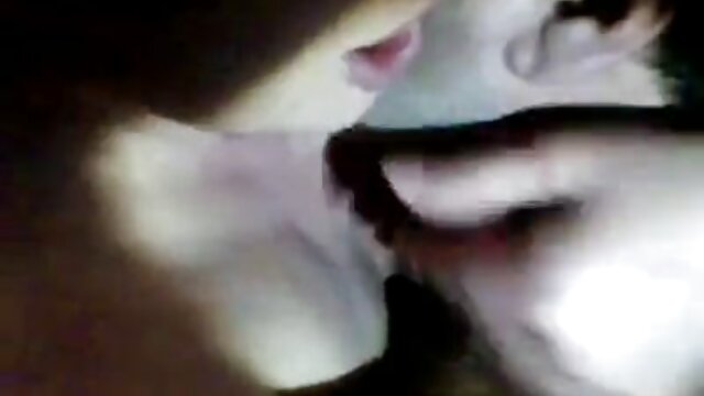 cowok susu horny makan Pacar indo xx bokep hitamnya di sofa.