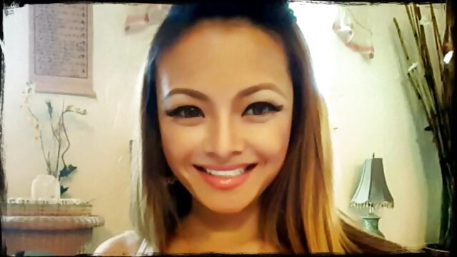 The brunette membawa ayam xx indo bokep ke pantat keras antara payudara.
